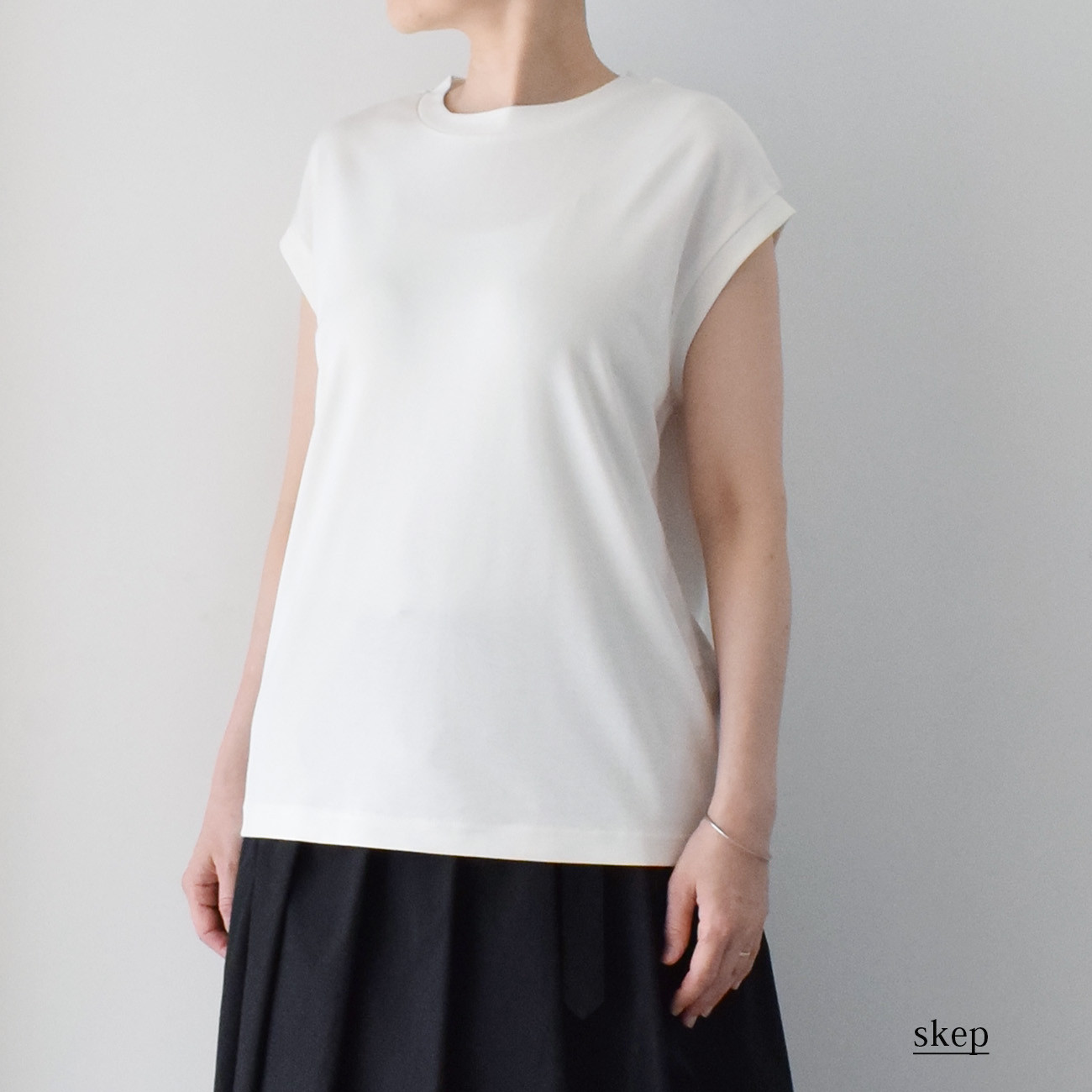 ポンチ素材のフレンチスリーブカットソー（レーヨン84％ナイロン13％ポリウレタン3％）：白［TS53FSWH］