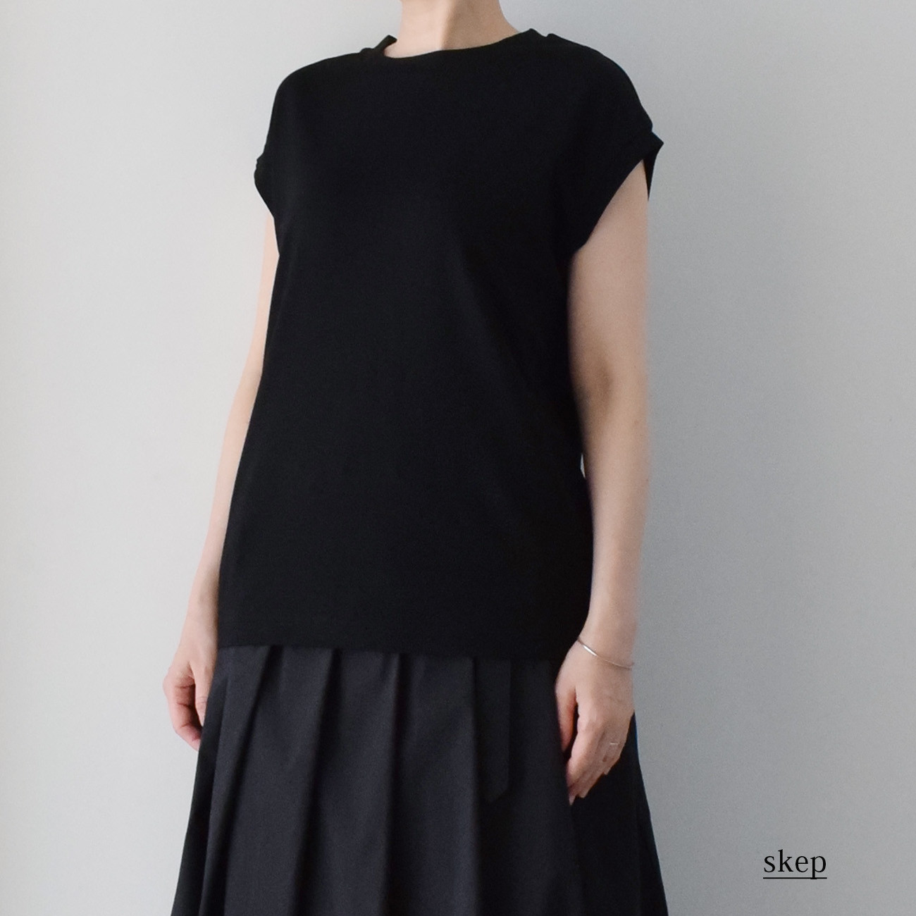 ポンチ素材のフレンチスリーブカットソー（レーヨン84％ナイロン13％ポリウレタン3％）：黒［TS53FSBK］