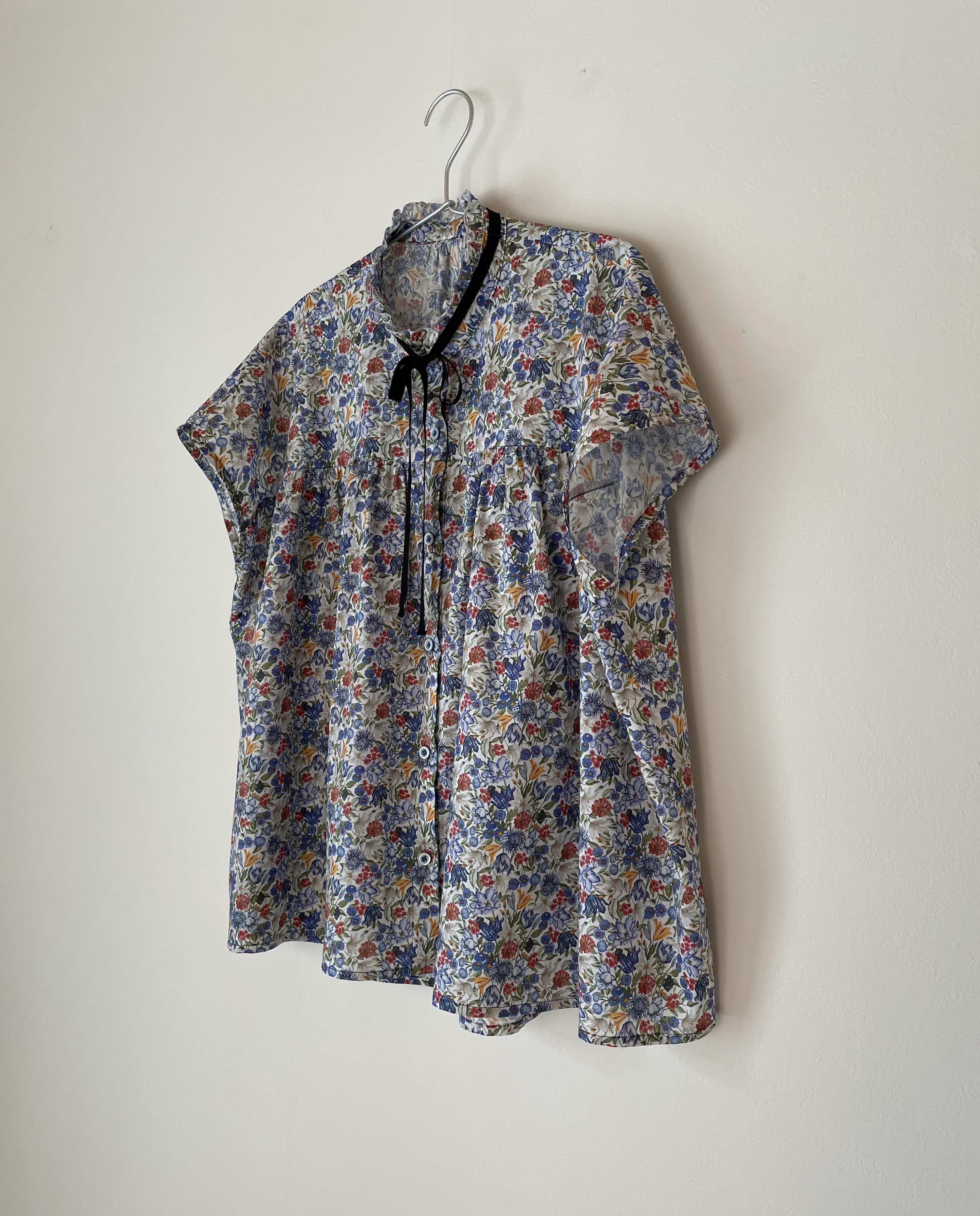 新作❁リバティ〈ロイヤル・ガーランド〉生地のフリル衿ブラウス 11,700円