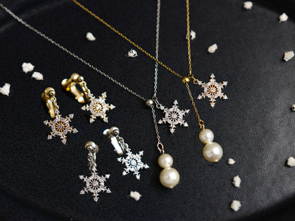 3日以内発送！クリスマス【イヤリング + ロングネックレス セット】雪の結晶・雪だるま パール ゴールド色／シルバー色 1枚目の画像