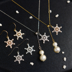 3日以内発送！クリスマスコフレ【ピアス + ロングネックレス セット】 雪の結晶・雪だるま パールゴールド色／シルバー色 1枚目の画像