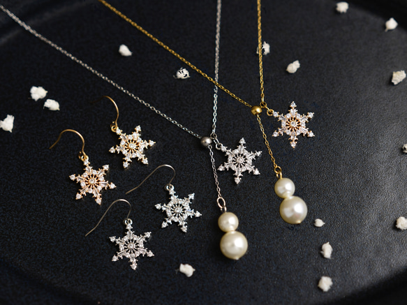 3日以内発送！クリスマスコフレ【ピアス + ロングネックレス セット】 雪の結晶・雪だるま パールゴールド色／シルバー色 1枚目の画像