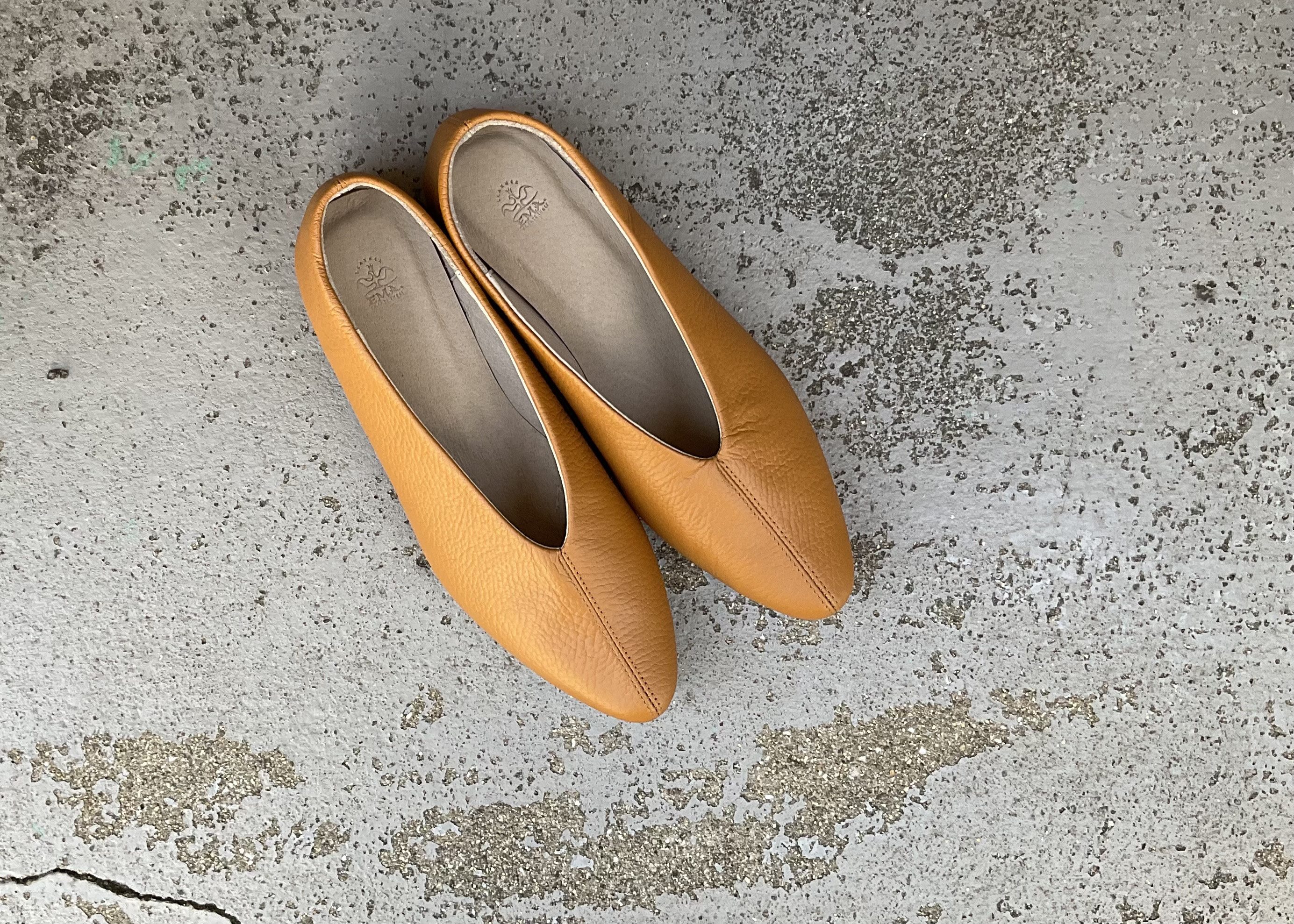 装いにやさしい彩りを。キャメルレザーのVカットパンプス