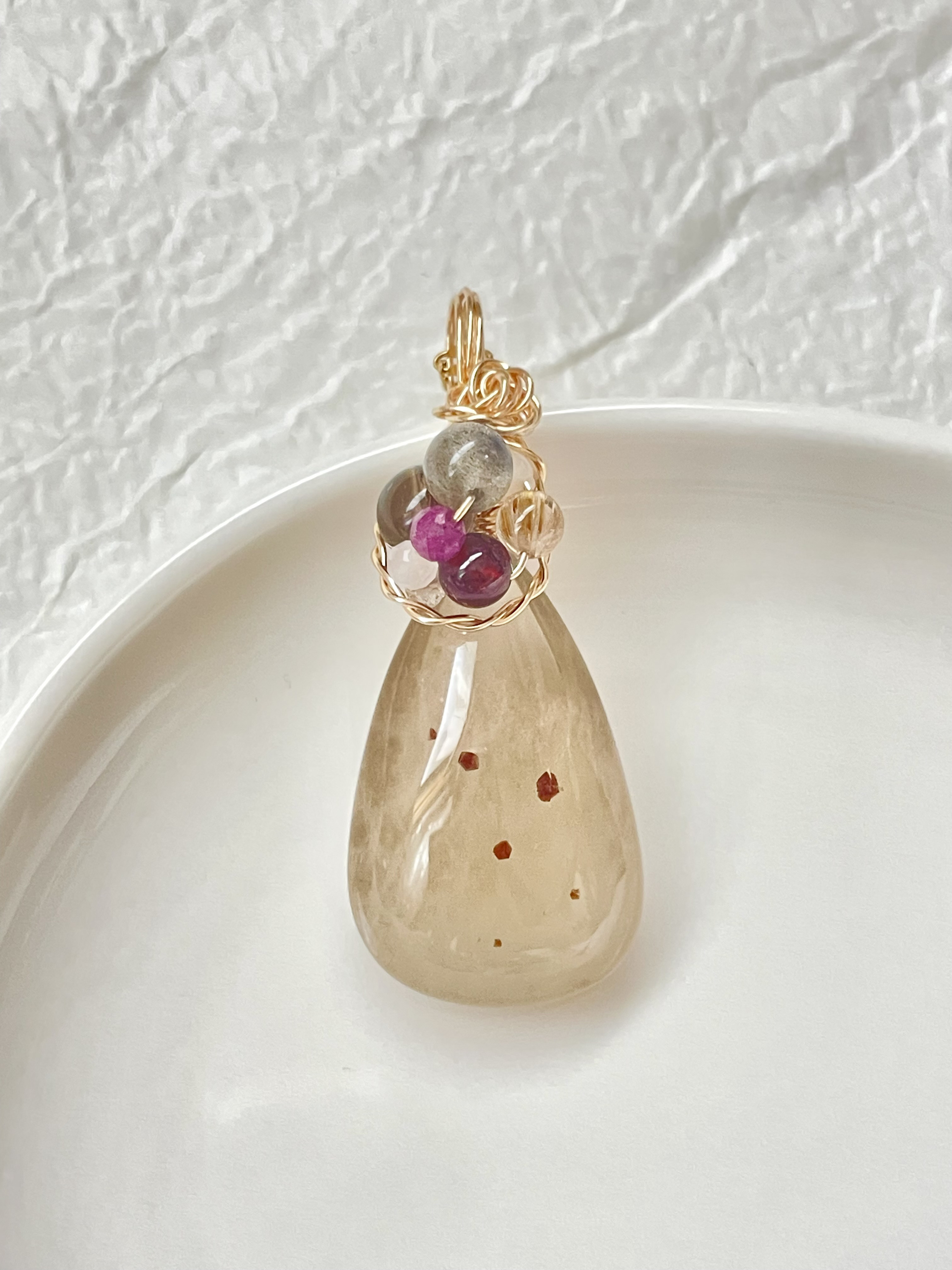 ガーネットインクォーツ　ペンダントトップ(天然石　天然石アクセサリー　スモーキークォーツ　ガーネット　ワイヤーアート)