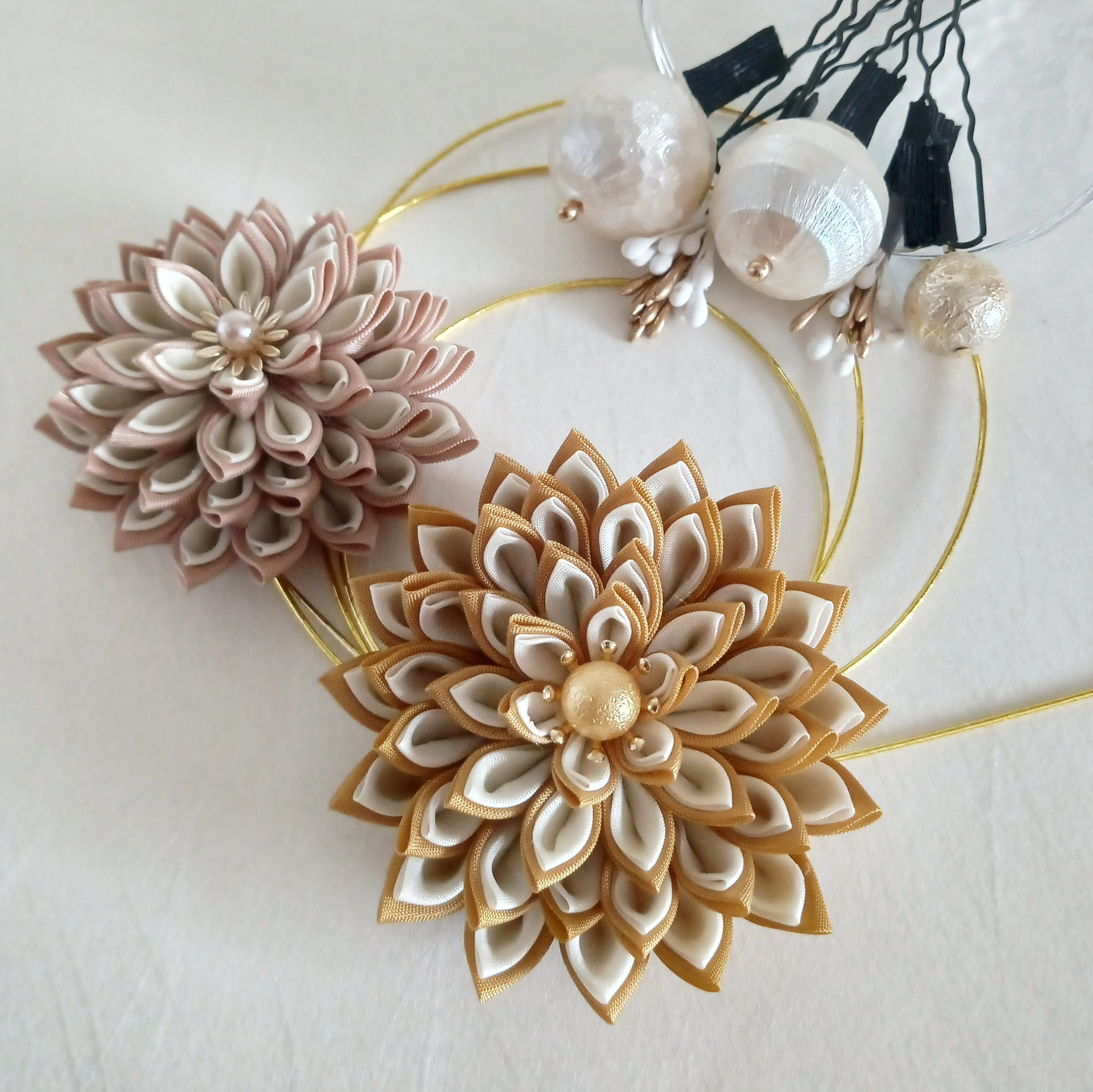 **特別な日の髪飾りセット**　つまみ細工のダリア花２つ、飾りパーツ5点、金水引　ゴールド　成人式、卒業式、入学式