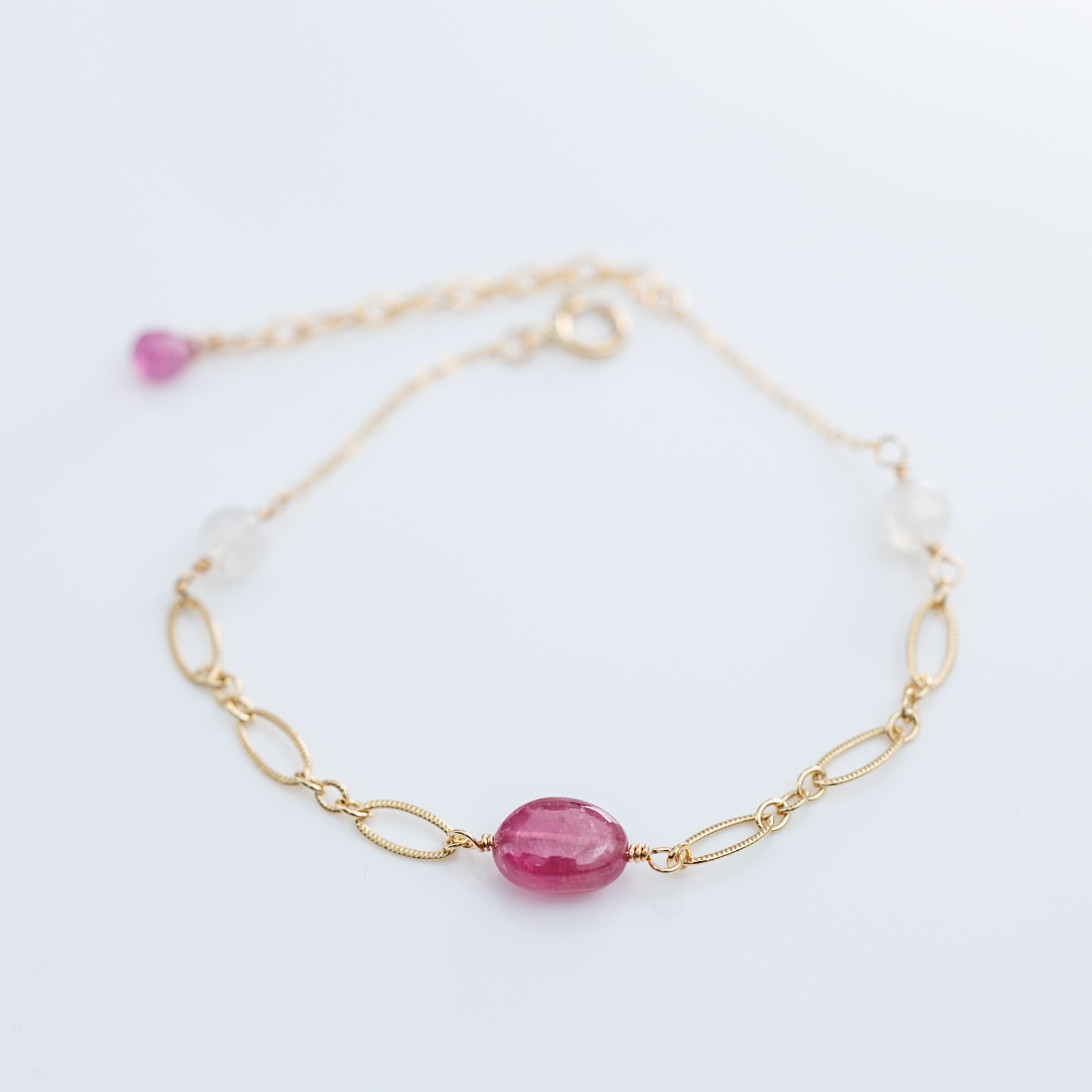 ルビーとブルームーンストーンの14kgf ブレスレット 大人可愛い 華奢アクセサリー