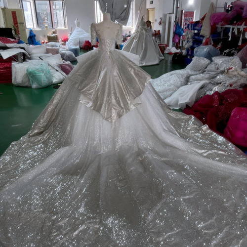 目立つ ウェディングドレス 上品 キラキラピカピカ ラメ入り スクエア