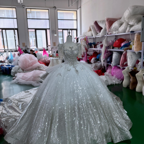 目立つ ウェディングドレス 上品 キラキラピカピカ ラメ入り スクエア