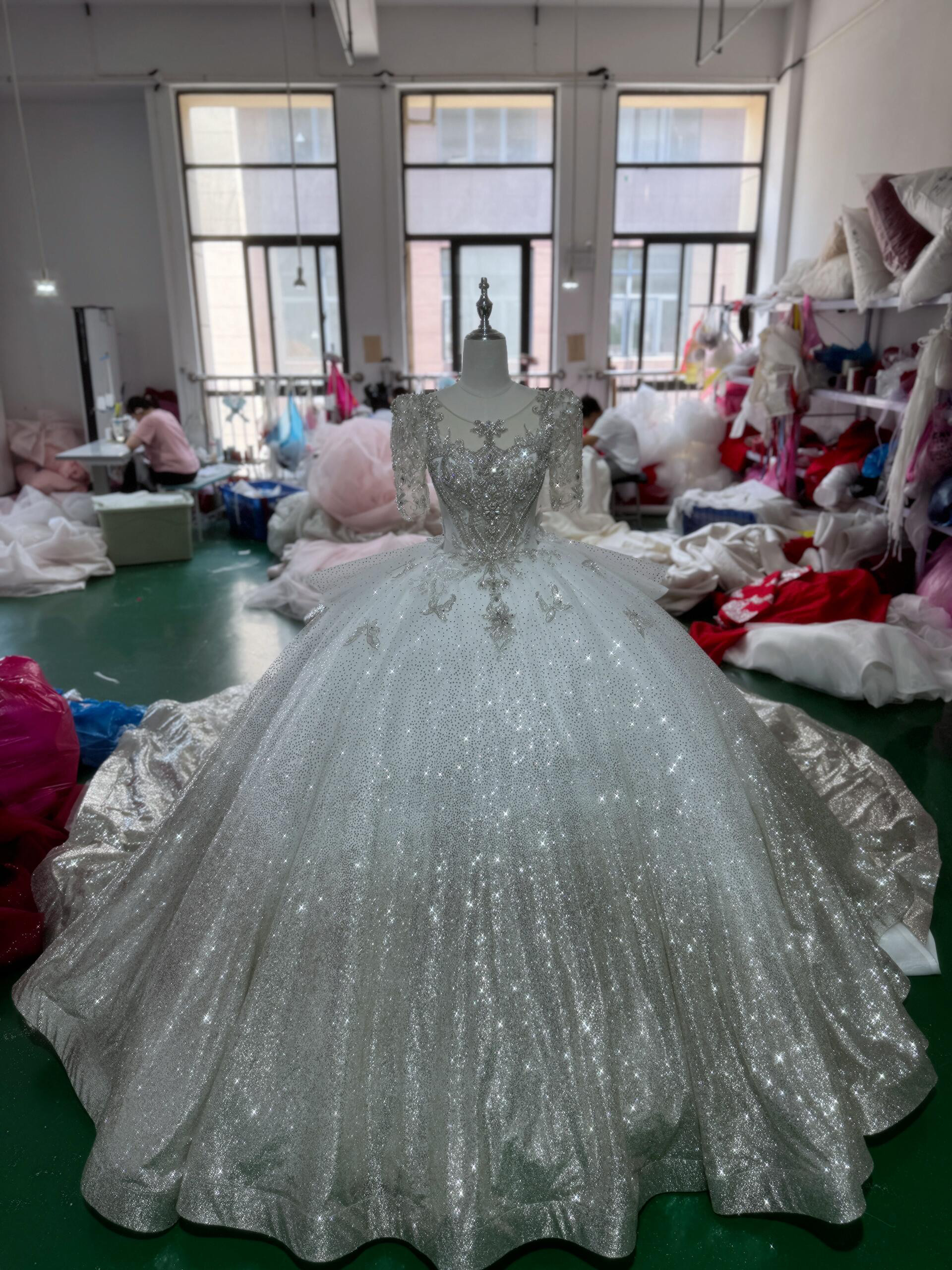 目立つ　ウェディングドレス　上品　キラキラピカピカ　ラメ入り　スクエアネック　優雅　プリンセスライン　ロングトレーン花嫁