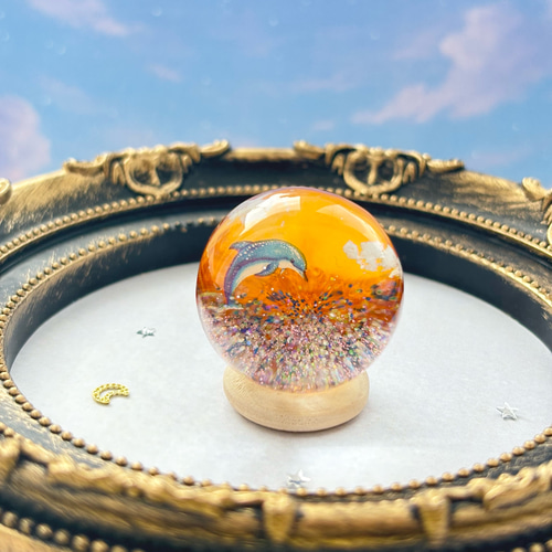 空玉レジン|夕空に跳ねるイルカのレジンアート｜大玉キラキラ空