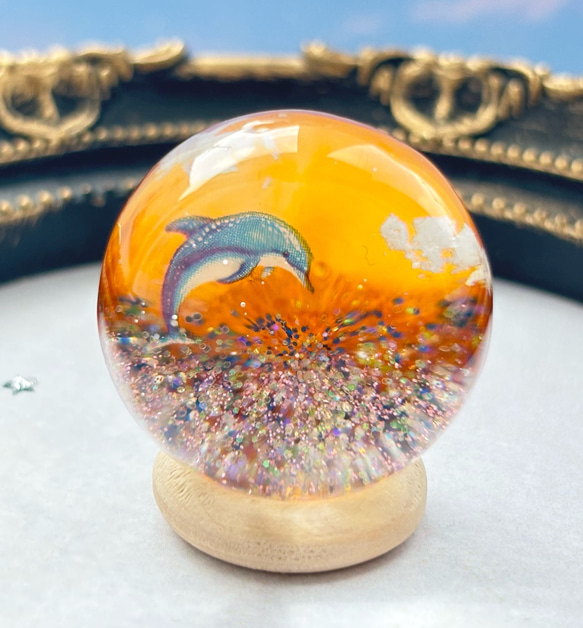 空玉レジン|夕空に跳ねるイルカのレジンアート｜大玉キラキラ空