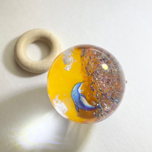 空玉レジン|夕空に跳ねるイルカのレジンアート｜大玉キラキラ空