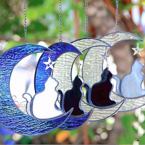 猫　オーナメント　飾り　月 月の光に見守られて｜猫と月のステンドグラスオーナメント