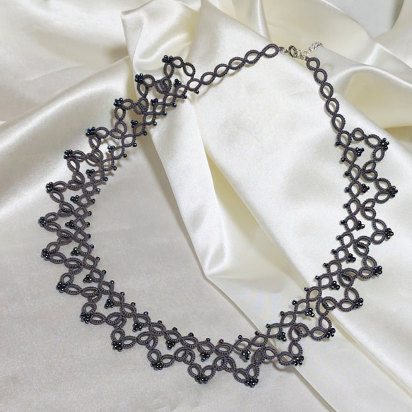 タティングレースのネックレス(グレイッシュブラウン) 3枚目の画像