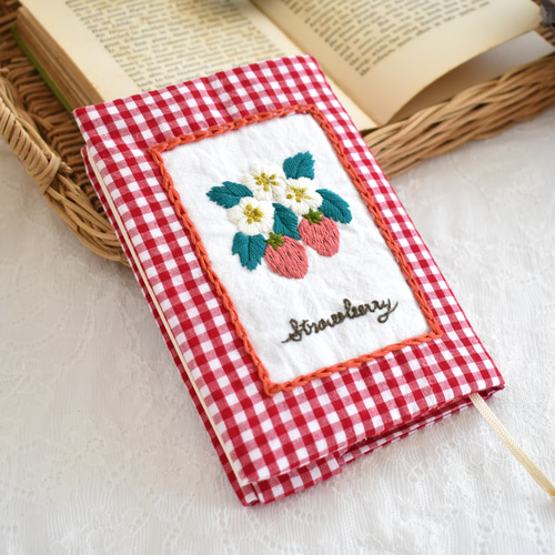 いちごの手刺繍ブックカバー 文庫本サイズ ブックカバー 綴りの庭 通販