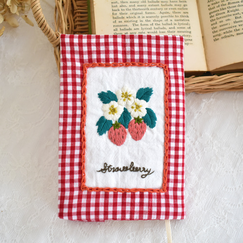 いちごの手刺繍ブックカバー 文庫本サイズ ブックカバー 綴りの庭 通販