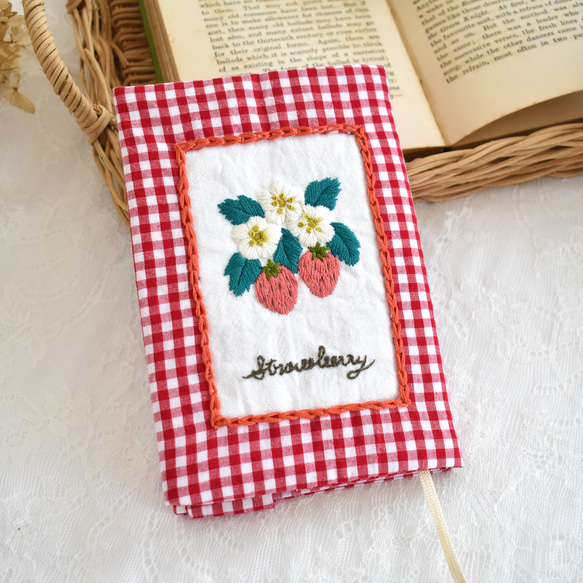 いちごの手刺繍ブックカバー 文庫本サイズ ブックカバー 綴りの庭 通販