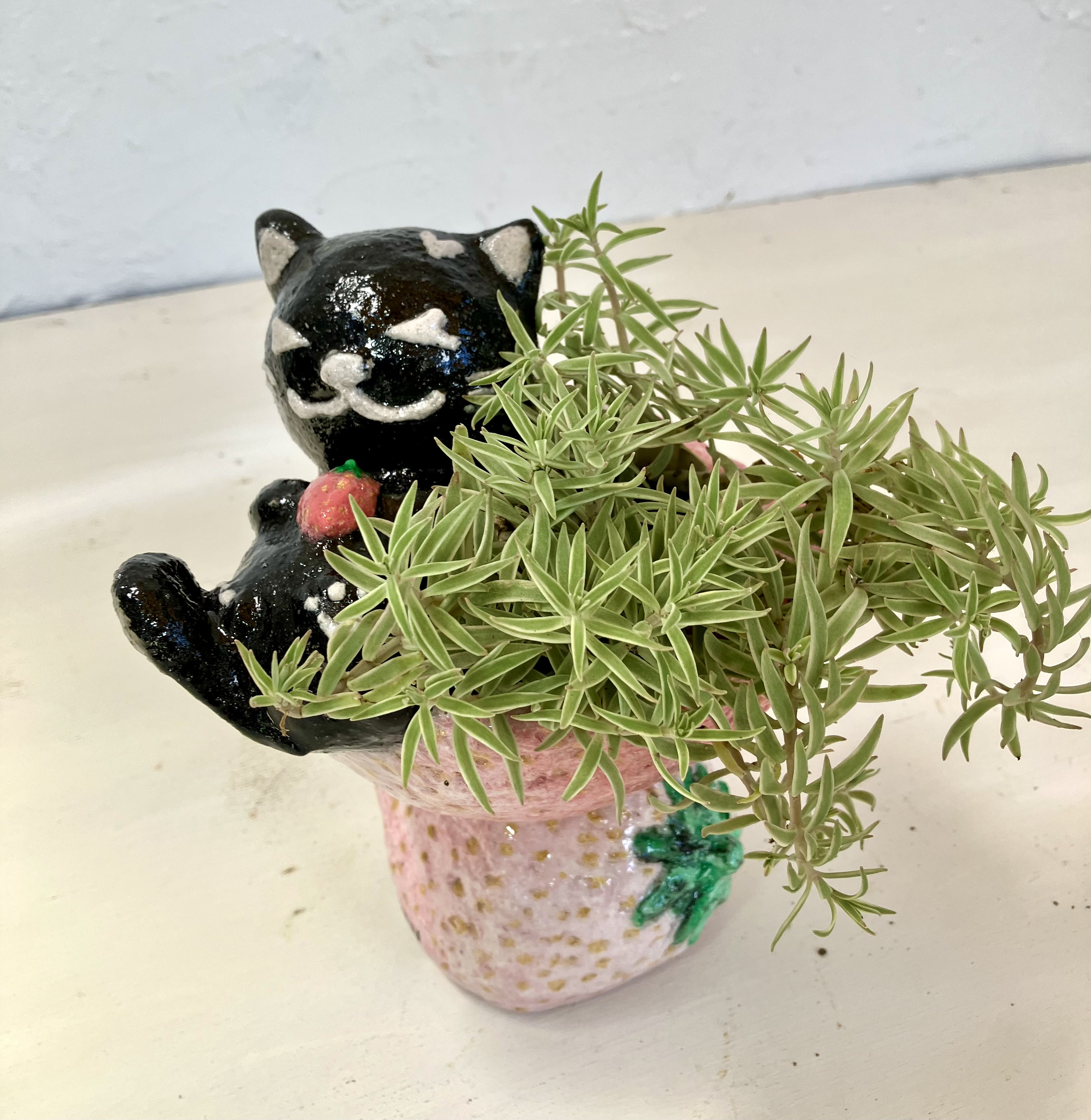 ミニサイズ猫　いちご形プランターオブジェ手作り　セメント　植木鉢