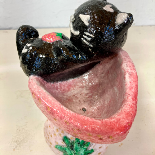 ミニサイズ猫 いちご形プランターオブジェ手作り セメント 植木鉢