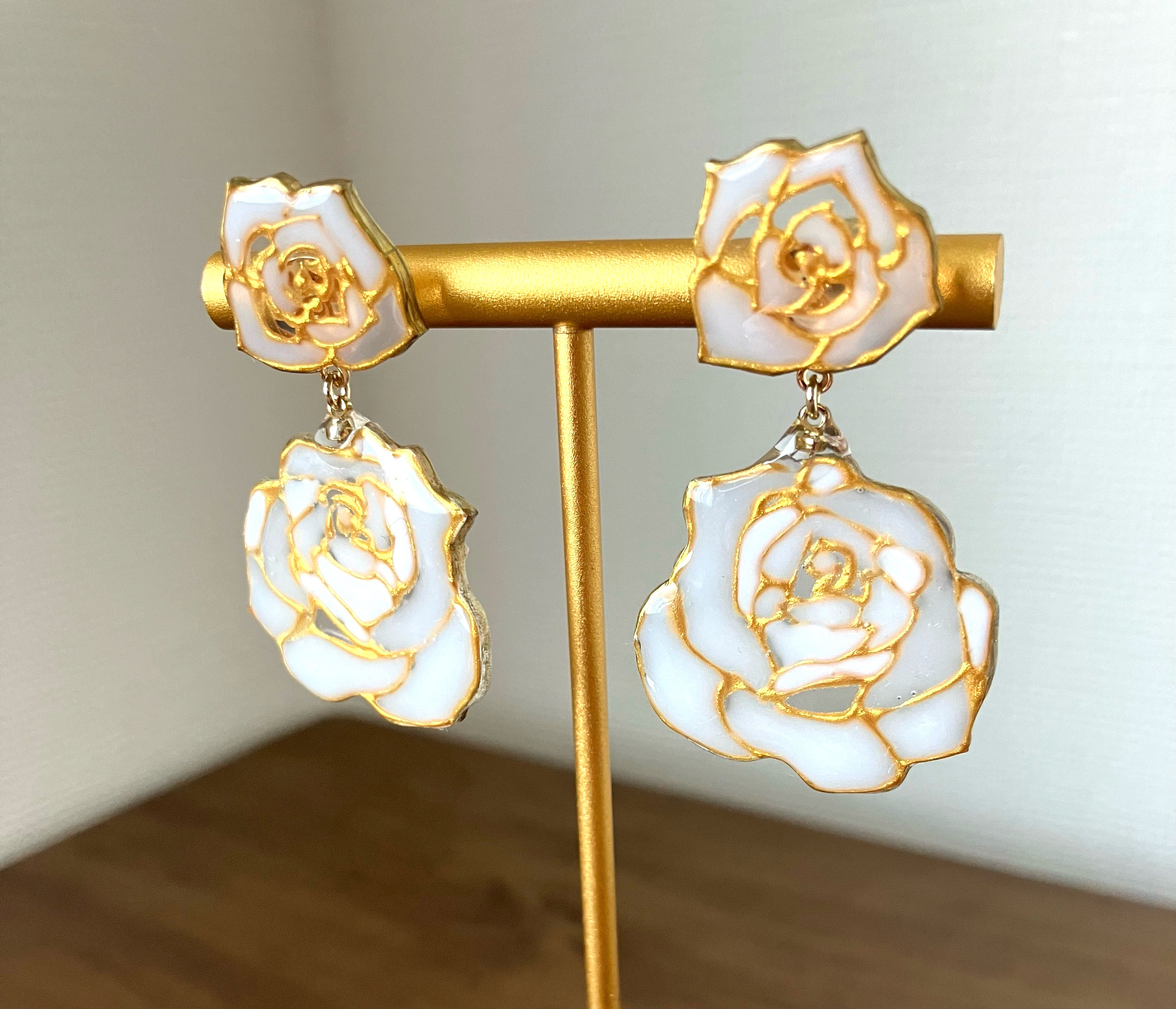 〜白薔薇の煌めき〜　ステンドグラス風　バラピアス　アレルギー対策（チタンポスト）