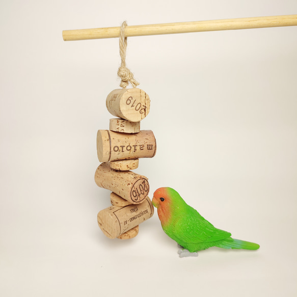 インコおもちゃ　鳥おもちゃ　薄切りコルク　バードトイ 鳥用おもちゃ バードトイ「貴船」 | カジカジ 4連打ち抜きコルク