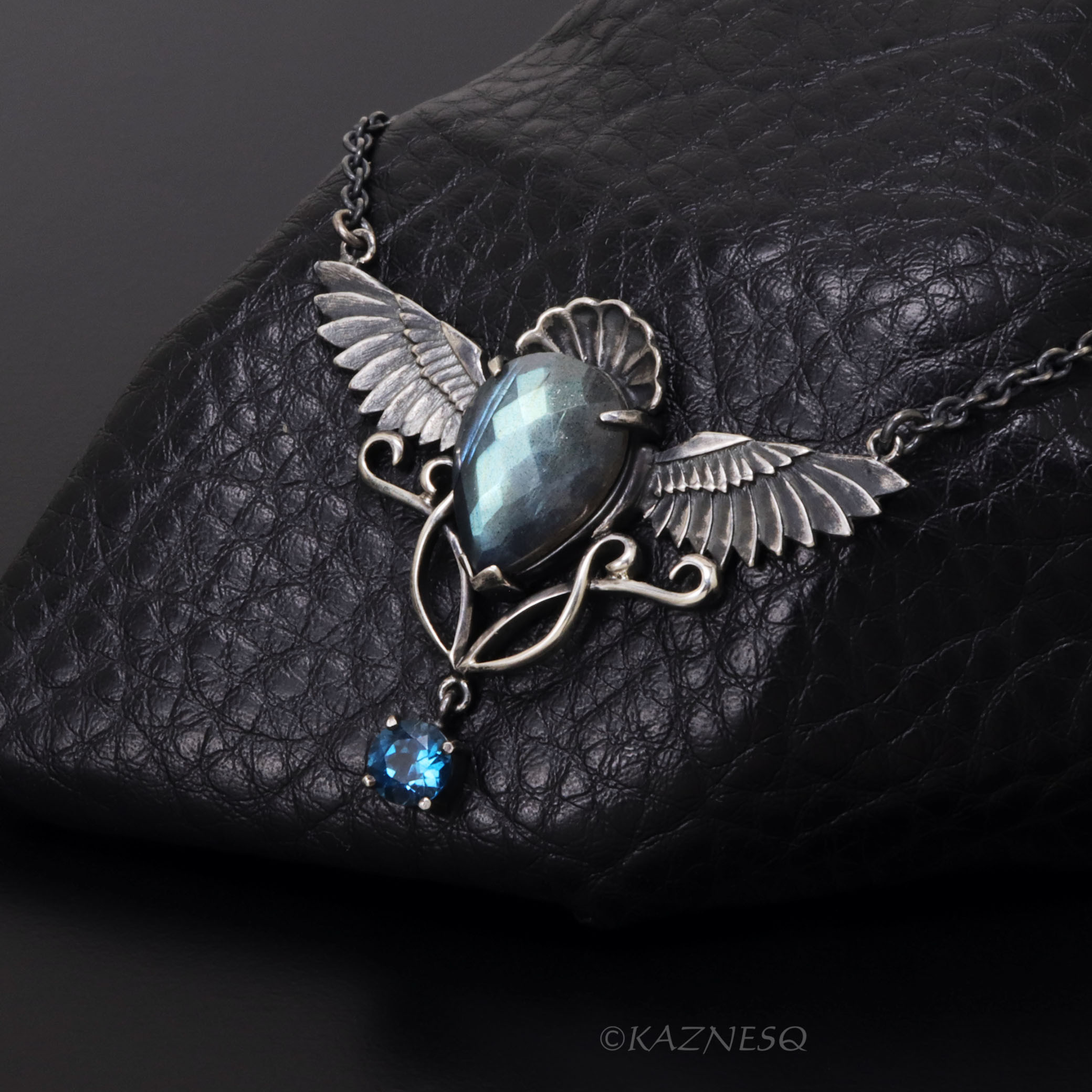 絡み合うグリーンとブルー、ラブラドライトとロンドンブルートパーズのシルバーペンダント