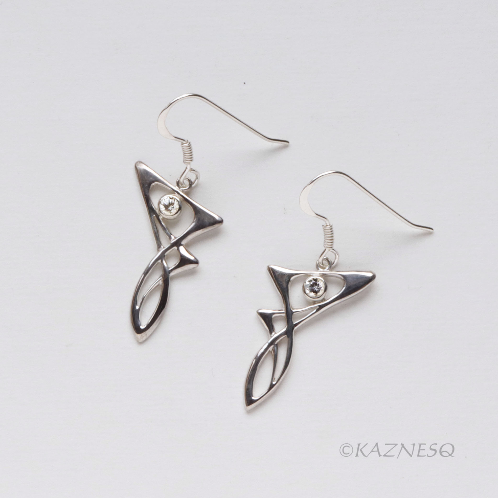 アールヌーボー風のシルバーピアス、ホワイトサファイア付き