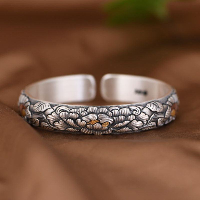 牡丹のバングル - 職人の手による精巧な彫金技術が光る　B078