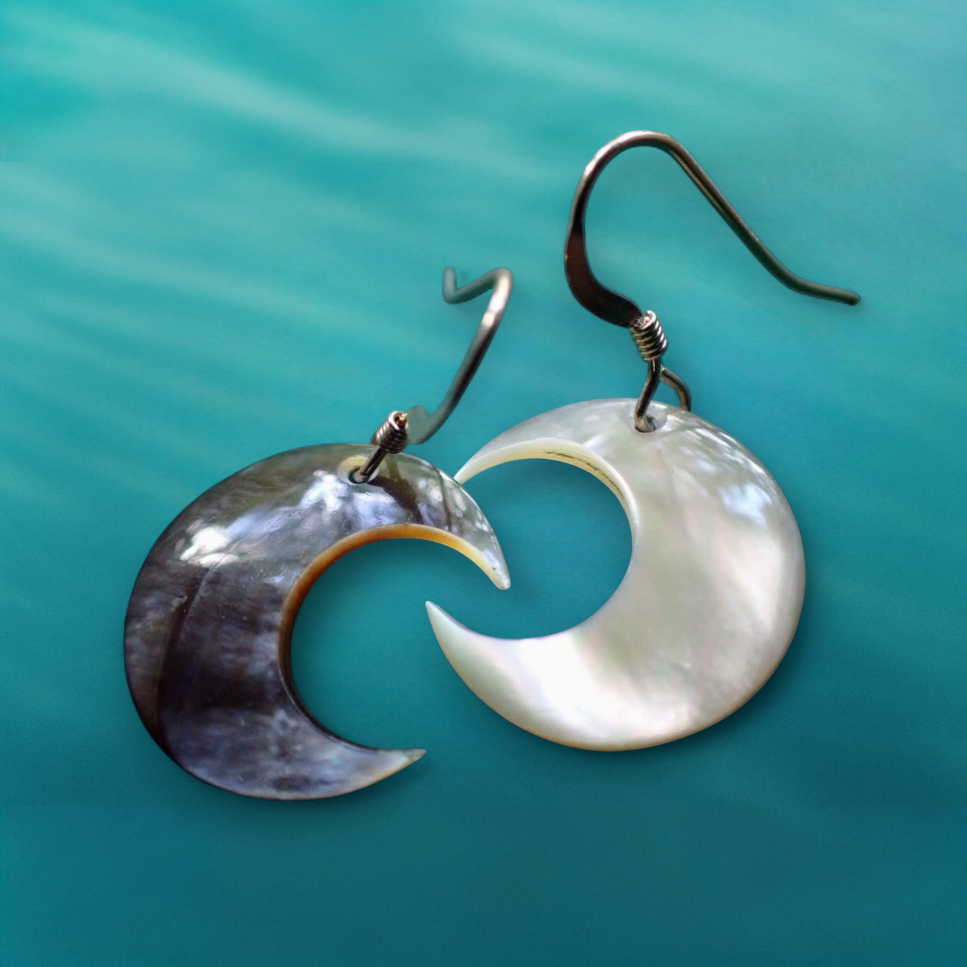 【一点物】夜光貝と黒蝶貝の月明かりピアス｜14kgf＊冬の静けさを纏うアシンメトリー