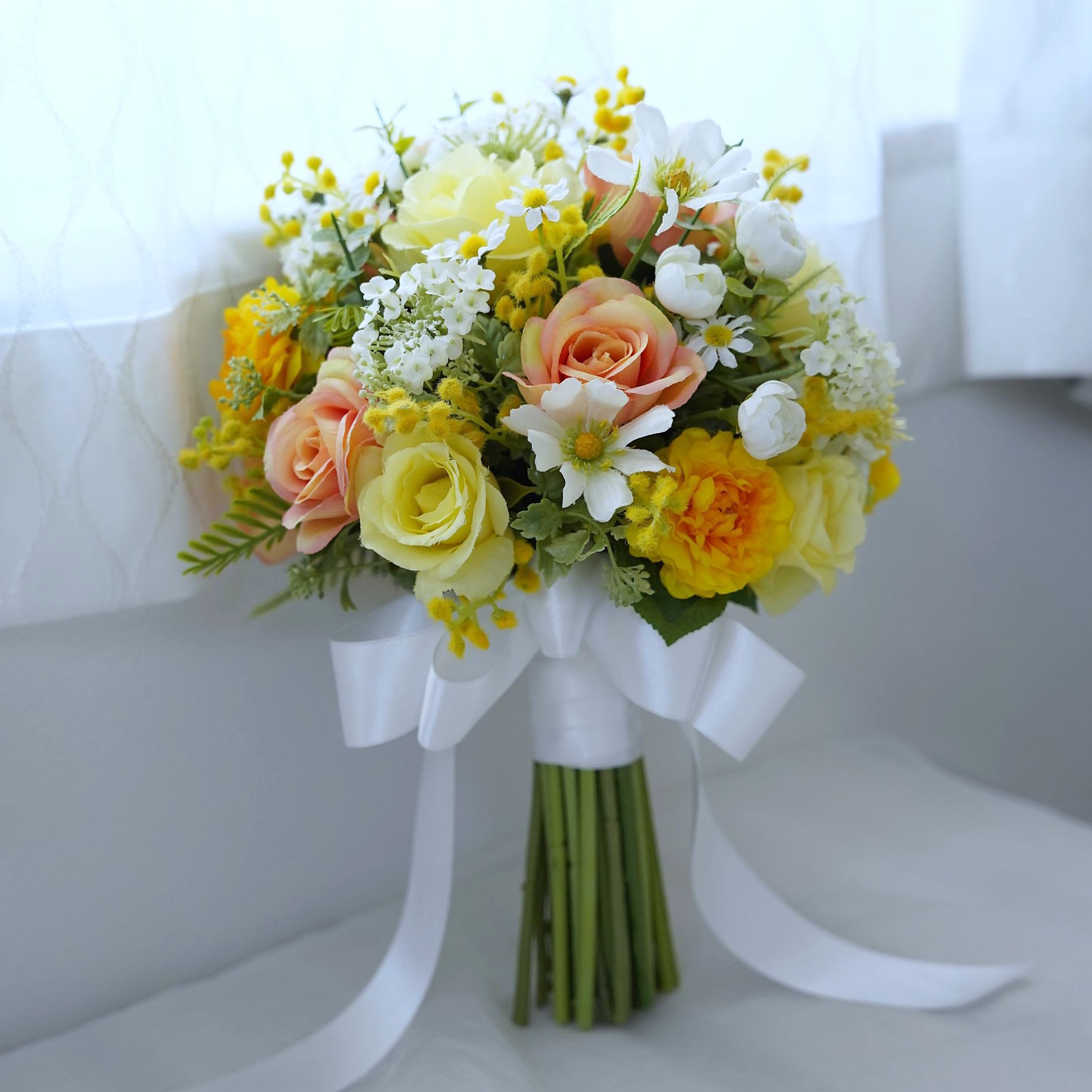 イエローオレンジのお花とコスモスのブーケ　ウェディングブーケ