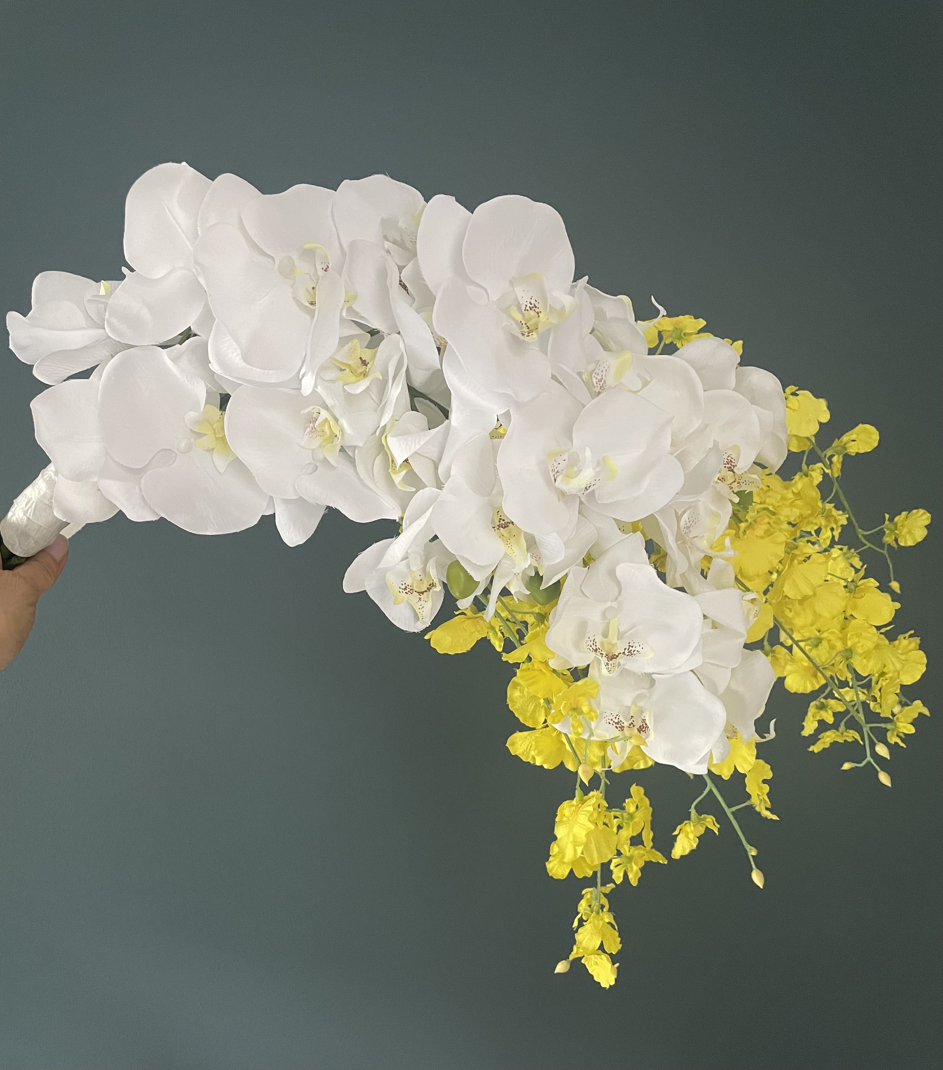 胡蝶蘭/オンシジューム/ウェディングブーケ/アームブーケ/ブートニア付きブーケ/完成ブーケ