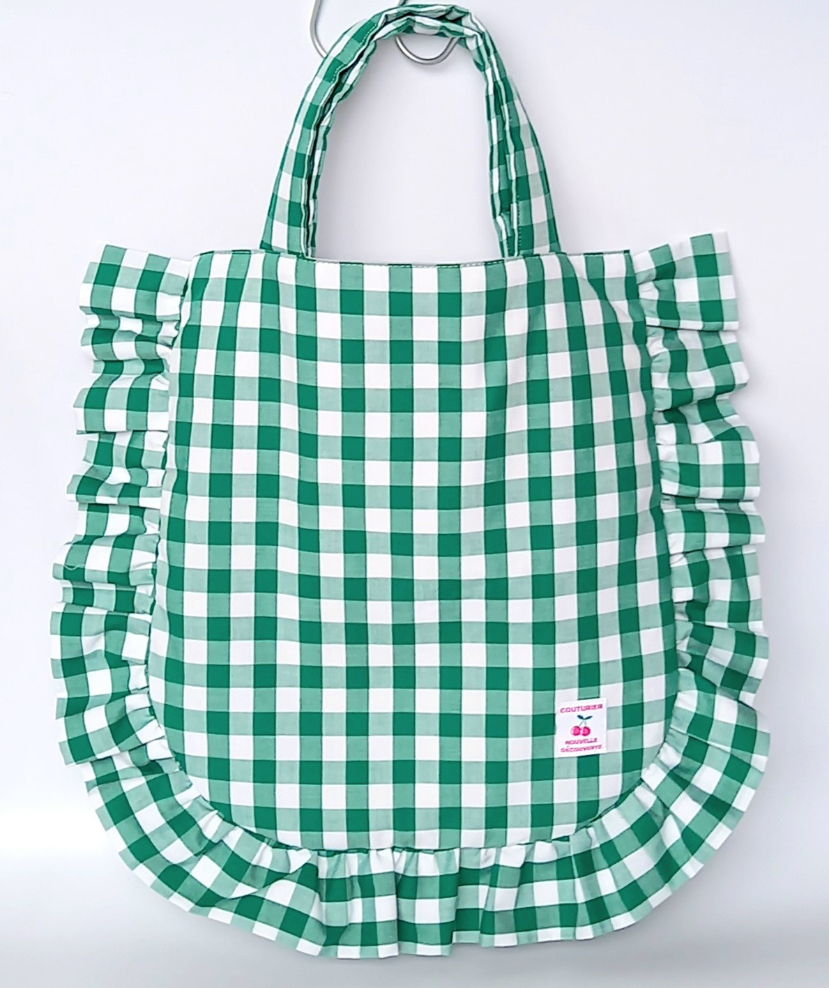 ギンガムチェック　サクランボ柄　フリル　お弁当袋　ハンドメイド フリフリの大きめ手さバッグ フリルがとてもCute♥️ 緑の