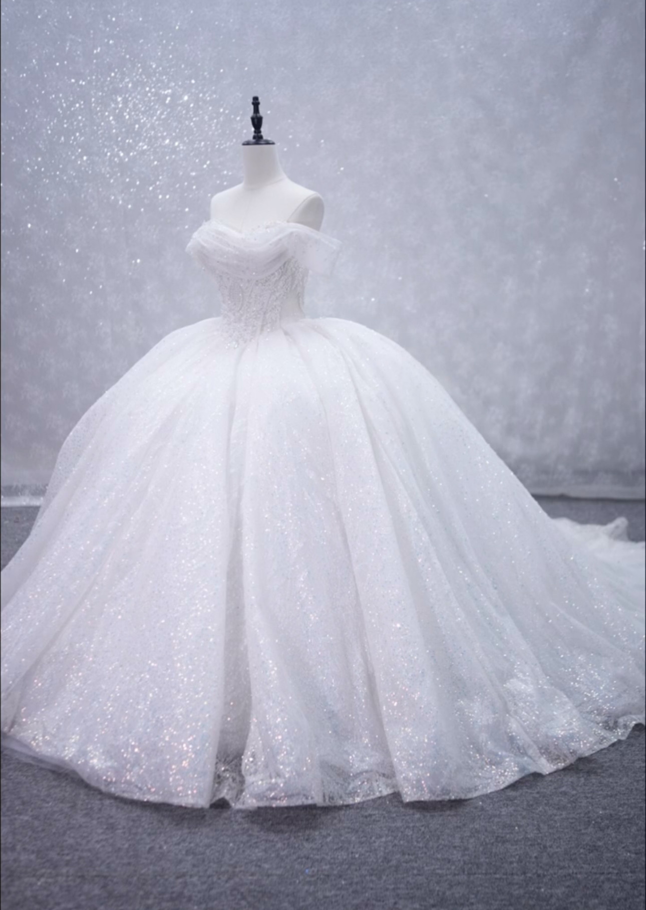 憧れのドレス　ブライダル　ドレス全体的にキラキラ　ラメ入り　上品エレガント　オフショルダー　二の腕を隠せる　結婚式二次会