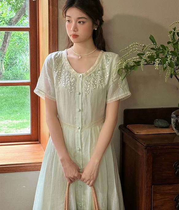 可憐な刺繡とレースのロングワンピース　ウエストレース付き【春夏秋】ミントグリーン 1枚目の画像