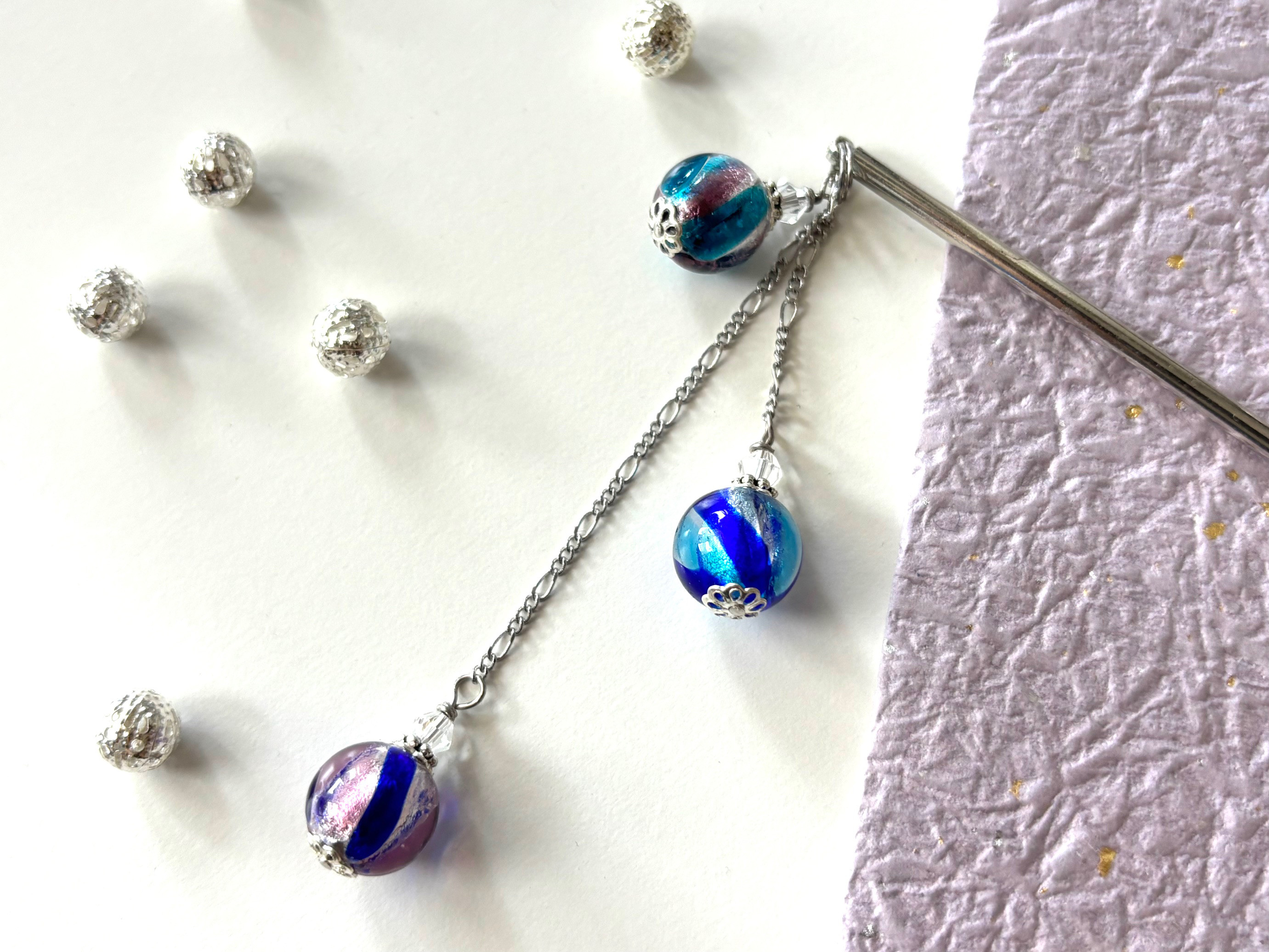 かんざし　紫と青のストライプ模様のとんぼ玉3連　一本挿し　一本簪　涼しげ　夏　紺　ブルー　パープル　ガラス