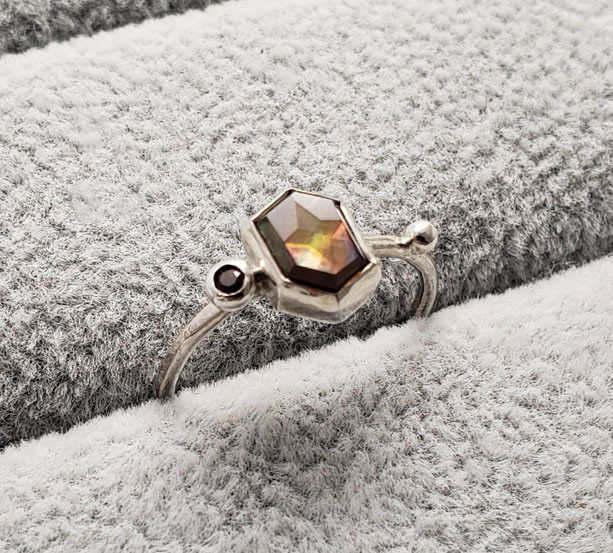 奈良県レインボーガーネットとレッドスピネルのリング