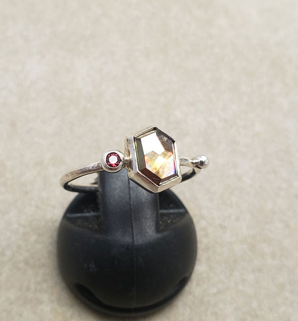 奈良県レインボーガーネットとレッドスピネルのリング