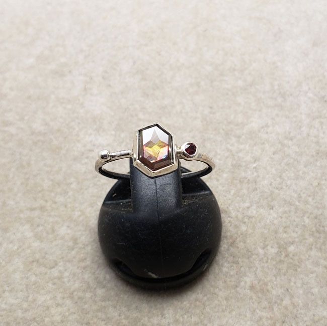 奈良県レインボーガーネットとレッドスピネルのリング