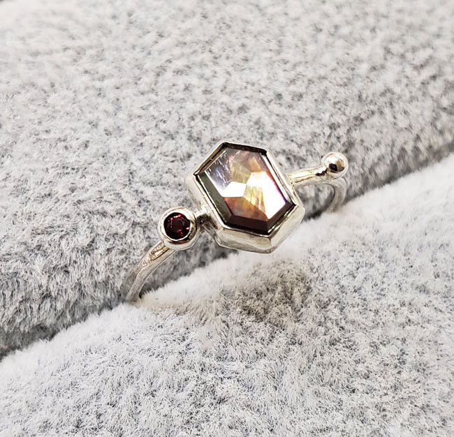 奈良県レインボーガーネットとレッドスピネルのリング