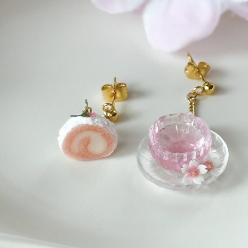 桜紅茶とロールケーキのピアス/イヤリング ［春 ミニチュア 花 ピンク