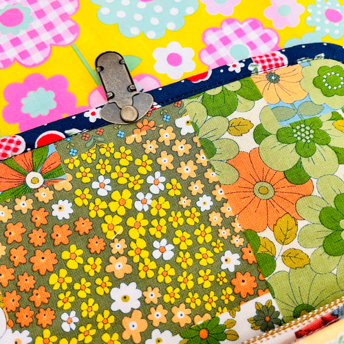 昭和レトロガールズ「ソーイングガールズ」パッチワークとわんちゃん