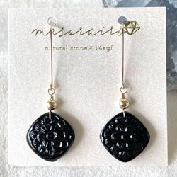 14kgfブラックオニキスのフラワーカービングピアス