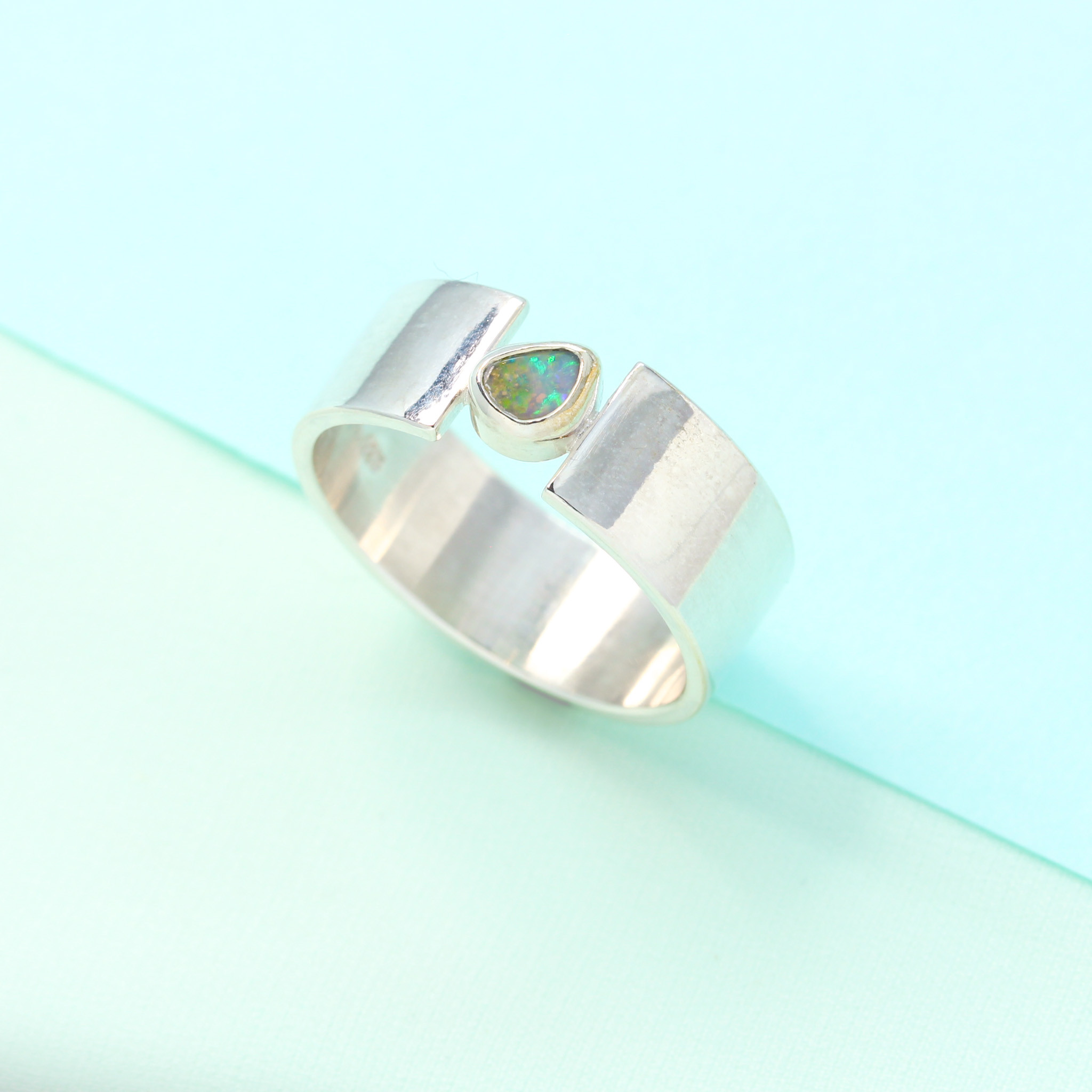 《hold》オーストラリア産ボルダーオパール・平打ちリング