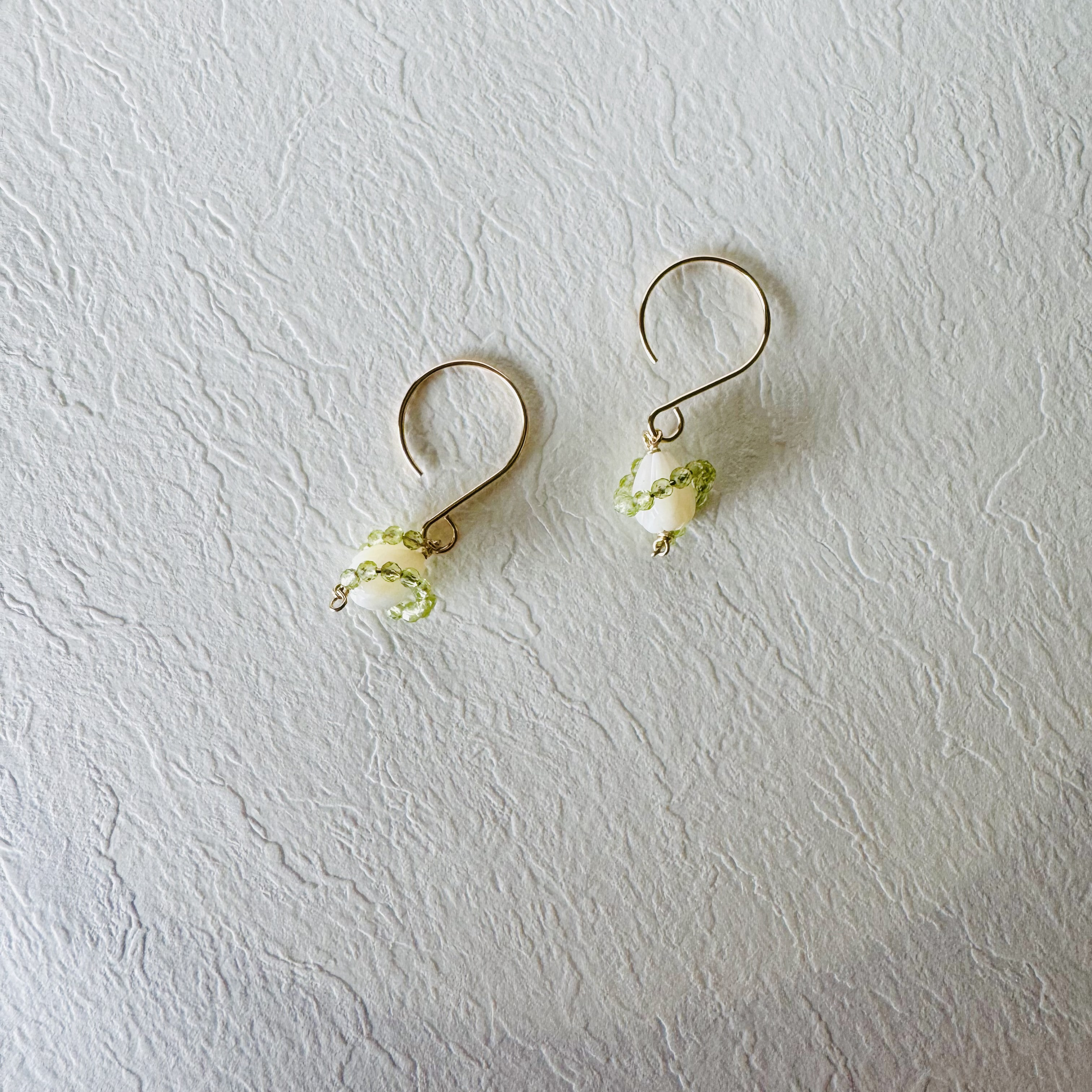 ピカケとペリドットのショートピアス