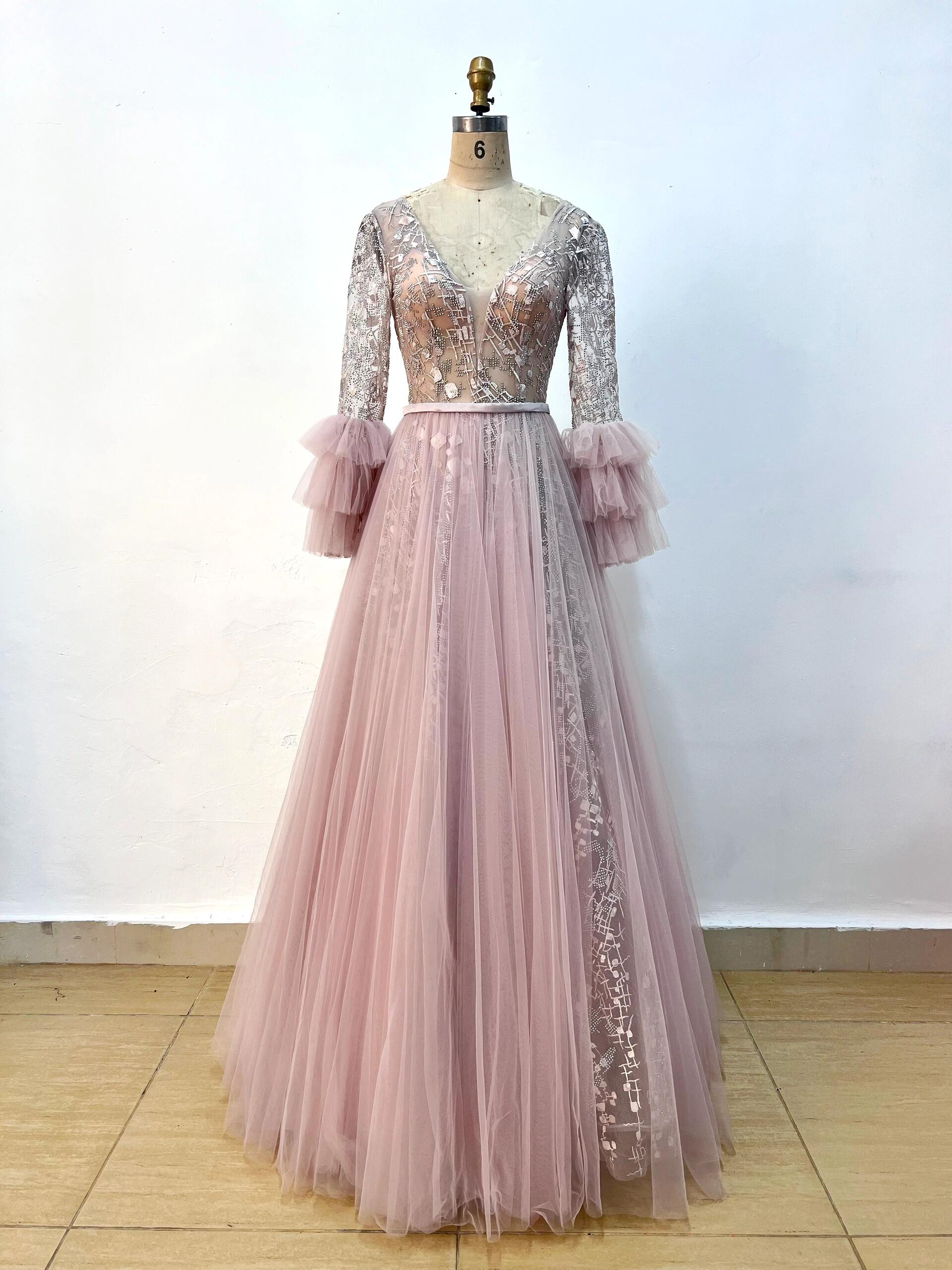 魅惑の刺繍　くすみピンク　長袖　ギャザー　ソフトチュール　aライン　痩せて見える　上品　パーティードレス二次会衣装前撮り