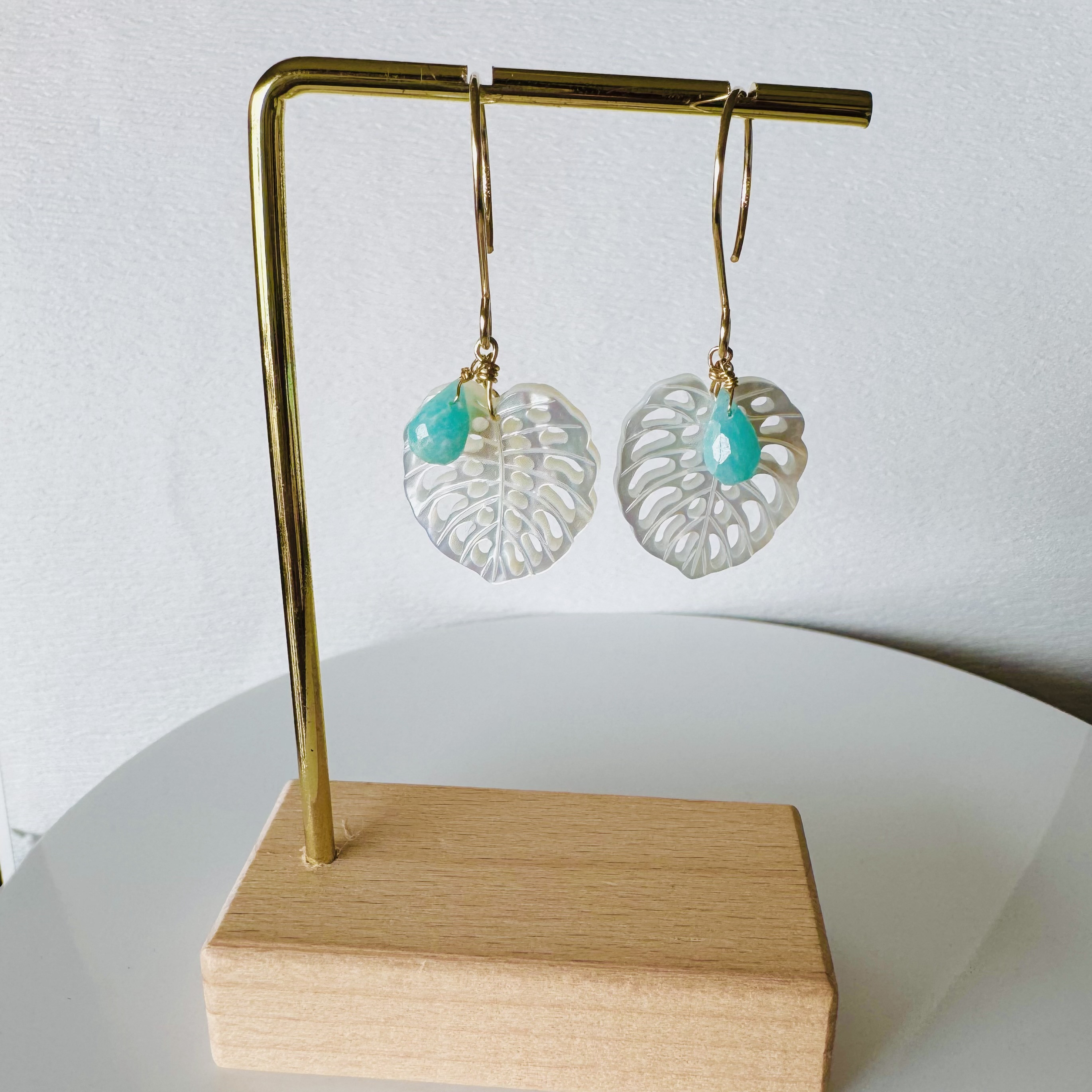 モンステラとアマゾナイトのショートピアス