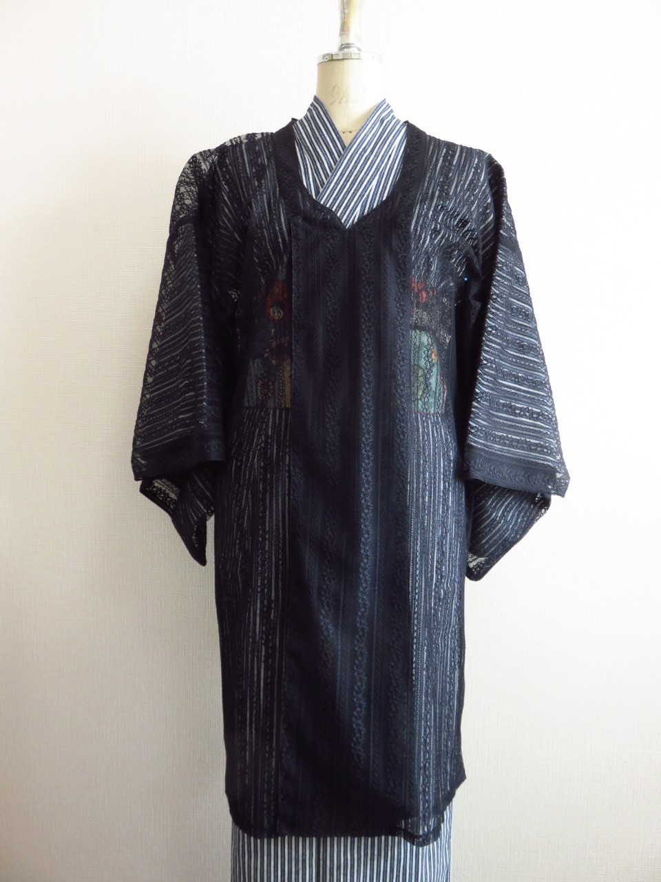 オートクチュールドレスで使用する薄手の高級日本製レースで作製した濃紺の和装のコート