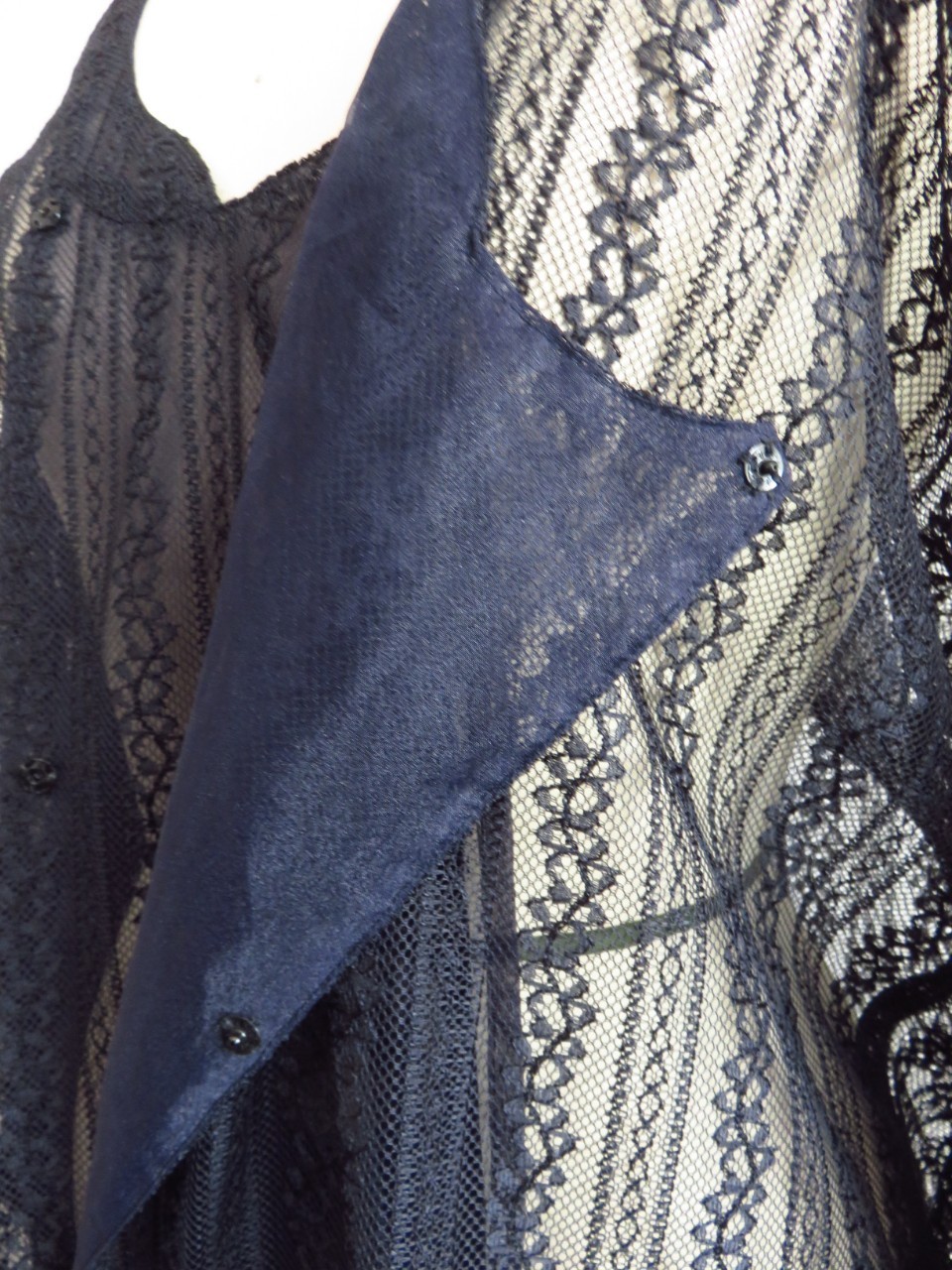 オートクチュールドレスで使用する薄手の高級日本製レースで作製した濃紺の和装のコート