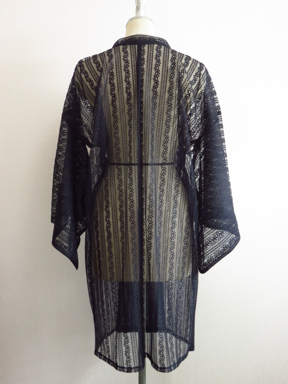 オートクチュールドレスで使用する薄手の高級日本製レースで作製した濃紺の和装のコート