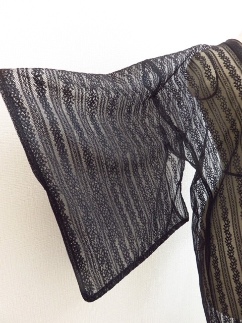 オートクチュールドレスで使用する薄手の高級日本製レースで作製した濃紺の和装のコート